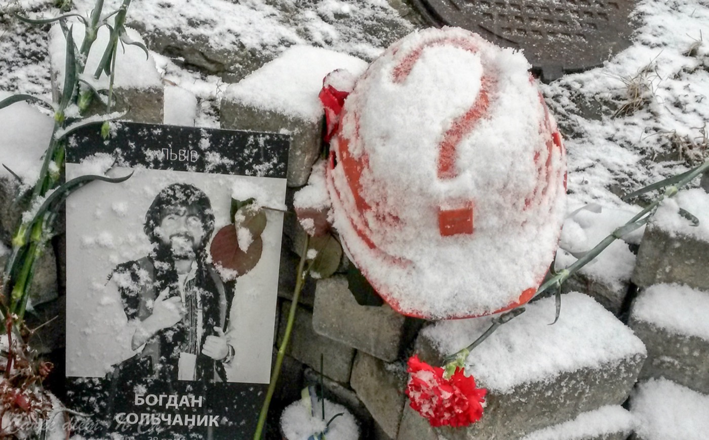Украинский Майдан. Здесь, видимо, стало традицией – писать вопросы на снегу на стеллах, на касках и плитах. Я нарисовала свой... Киев, 2016 Фото: Наталья Чернякова