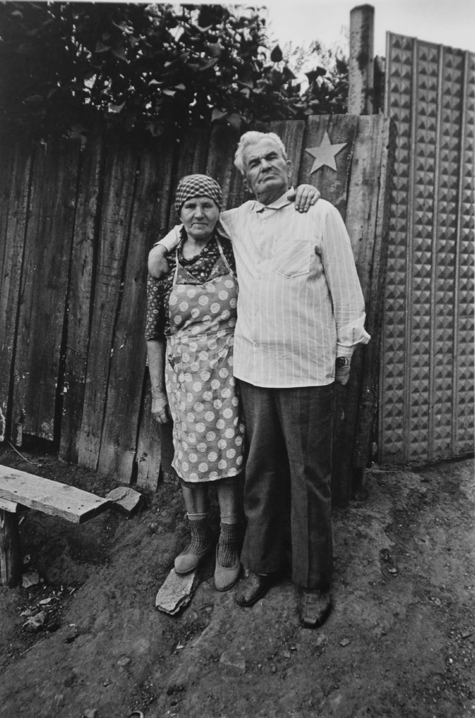 У Ивана Афанасьевича нет пальцев. И его супруга, Мария Федоровна, чтобы ему удобнее было на неё опереться, встала на камешек. Всю жизнь вместе. Сидельниковы Иван Афанасьевич и Мария Федоровна (1985) Фото: Павел Кривцов