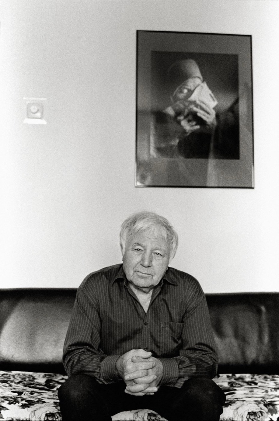 Фотограф Павел Кривцов со своей знаменитой фотографией "Мать солдата" Фото: Ирина Бойко, 2024 г.